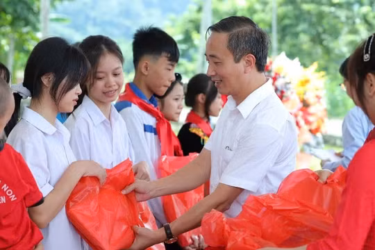 NXB Giáo dục Việt Nam: Trao thêm cơ hội học tập cho học sinh miền núi bằng những cuốn sách giáo khoa ý nghĩa