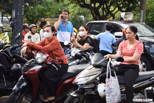Phụ huynh đội nắng chờ con thi lớp 10 ngày cuối