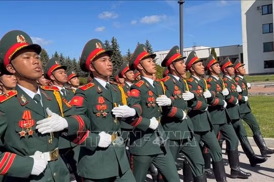Quân đội nhân dân Việt Nam lần đầu duyệt binh tại Quảng trường Đỏ