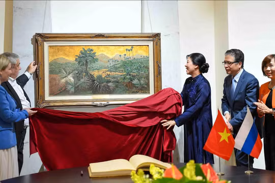 Phu nhân Ngô Phương Ly tặng tranh sơn mài tại triển lãm giao lưu nghệ thuật Việt – Nga