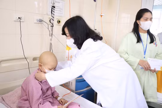 Bộ trưởng Bộ Y tế thăm và tặng quà các bệnh nhi tại Bệnh viện K