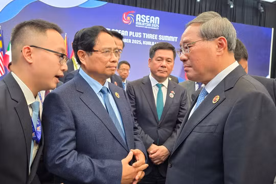 Thủ tướng Phạm Minh Chính gặp Thủ tướng Trung Quốc Lý Cường tại Kuala Lumpur, Malaysia