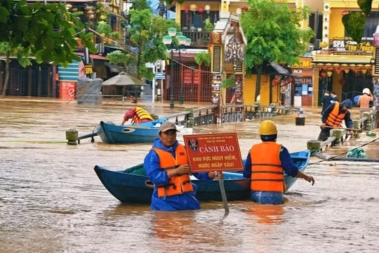 Phó Thủ tướng chỉ đạo ứng phó khẩn cấp và khắc phục hậu quả mưa lũ lớn tại Trung Bộ