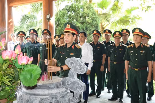 Đoàn công tác Quân ủy Trung ương, Bộ Quốc phòng tri ân tại Thái Nguyên