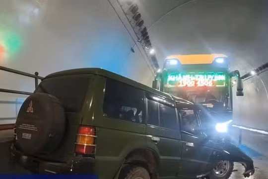 Va chạm 2 ô tô trong hầm Đèo Ngang, hai người tử vong
