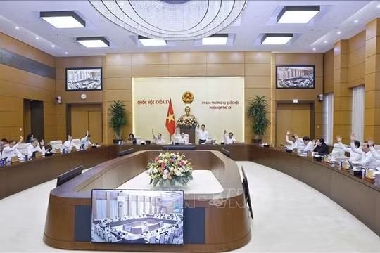 Thông qua Nghị quyết ban hành Quy chế tổ chức và hoạt động của Đoàn Hội thẩm