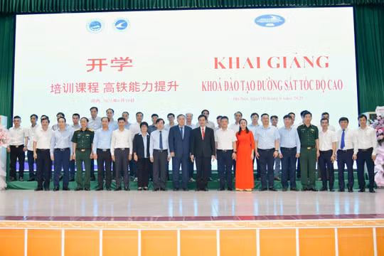 Khai giảng khóa đào tạo đầu tiên về đường sắt tốc độ cao