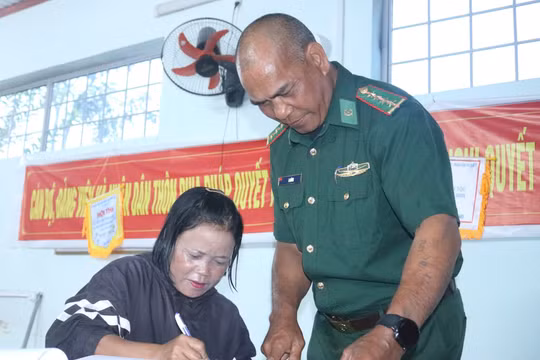 Đại úy Biên phòng mang ánh sáng tri thức đến với đồng bào biên giới