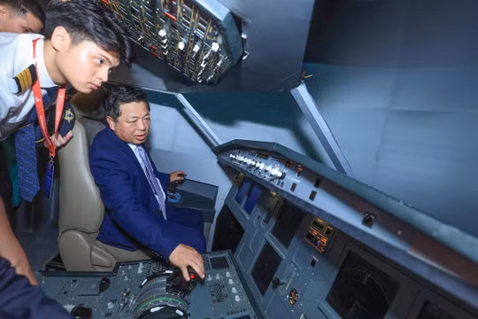 Bộ trưởng Trần Hồng Minh thăm không gian trưng bày thành tựu 80 năm Bộ Xây dựng
