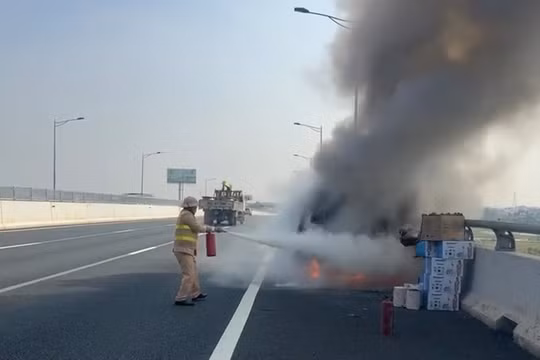 Ô tô bất ngờ bốc cháy trên cao tốc Hà Nội - Hải Phòng