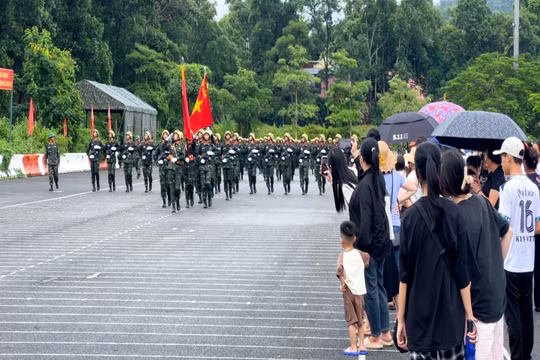 Người dân đội mưa đến Làng Văn hóa cổ vũ chiến sĩ luyện tập diễu binh Đại lễ A80