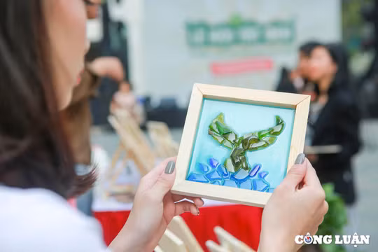 Tái chế thủy tinh thành tranh nghệ thuật, góp phần bảo vệ môi trường