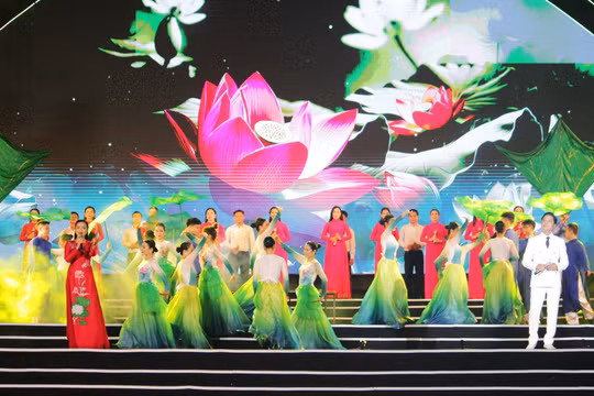 Triển lãm ảnh 'Đất nước, con người ASEAN' - Điểm nhấn nghệ thuật tại Lễ hội làng Sen 2025