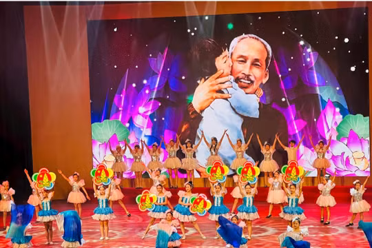 Đặc sắc chương trình giao lưu nghệ thuật 'Hoa thơm dâng Bác'