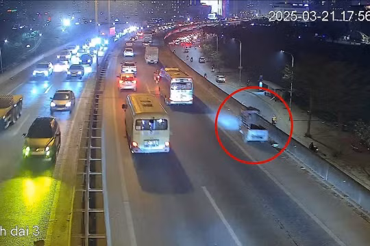 Hà Nội: Thu giữ xe ba bánh đi lên vành đai 3 trên cao giờ cao điểm