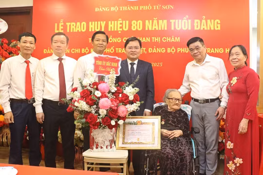 Bí thư Tỉnh ủy Bắc Ninh trao Huy hiệu 80 năm tuổi Đảng tại thành phố Từ Sơn