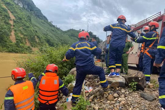Cầu treo đứt cáp, ô tô và xe máy rơi xuống sông ở Điện Biên