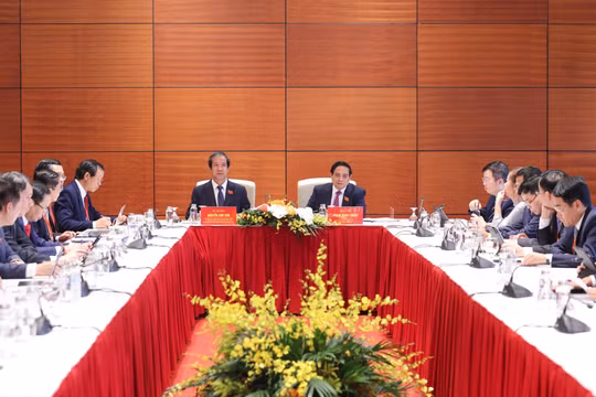 Đại hội Đảng bộ Chính phủ lần thứ I thảo luận tại tổ về các dự thảo văn kiện