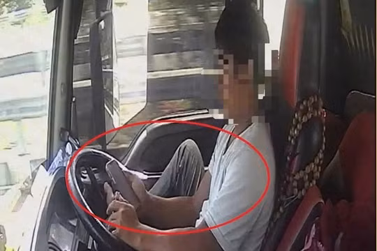 Tài xế bị phạt vì vừa lái xe trên cao tốc vừa lướt TikTok