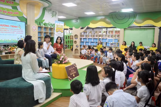 Nam sinh 17 tuổi biến thơ song ngữ thành cầu nối văn hóa đọc