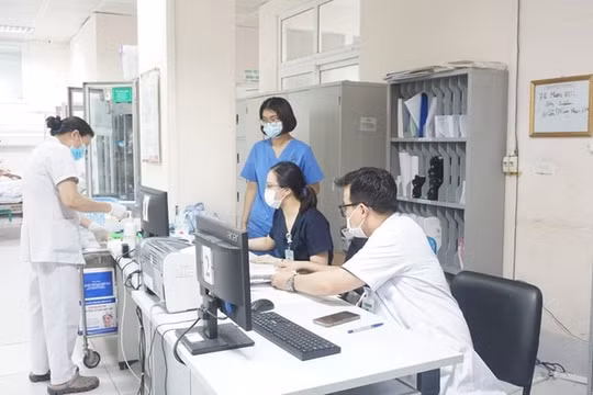 Liên thông dữ liệu khám chữa bệnh, người dân Hà Nội được tra cứu Sổ sức khỏe điện tử trên VNeID/iHanoi