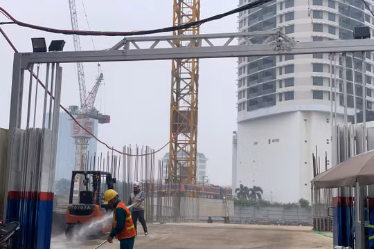 Những lớp bụi từ công trình xây dựng đang “bóp nghẹt” không khí và bầu trời Hà Nội