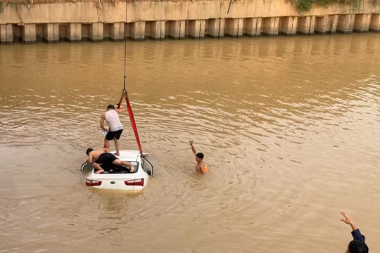 Ô tô tông hai xe máy rồi lao xuống sông, hai người tử vong
