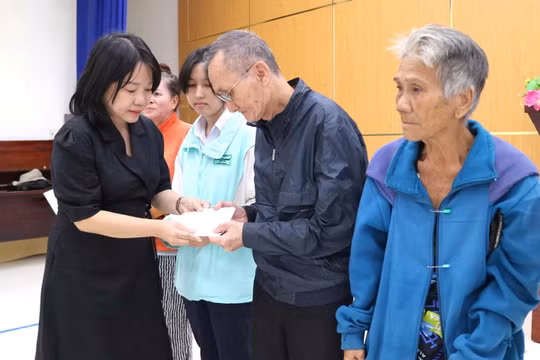 Hội Nhà báo tỉnh Khánh Hoà hỗ trợ người dân bị thiệt hại do mưa lũ