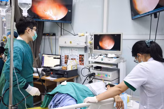 Giun tóc ký sinh dày đặc trong đại tràng vì thói quen ăn rau sống, đồ tái