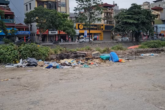 Hà Nội: Rác thải bị đổ trộm dọc bờ sông gần cầu Định Công