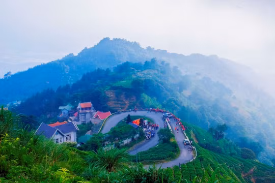Hai cô gái bị chặn đường, xâm hại và tống tiền khi xuống đèo Tam Đảo
