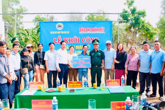 Báo Đại Đoàn Kết và Bộ đội Biên phòng tỉnh Đắk Lắk chung tay xây nhà cho hộ nghèo nơi biên giới