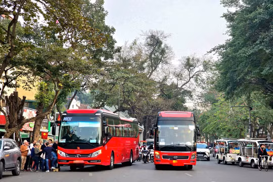 Cấm ôtô trên 16 chỗ vào phố cổ, Hồ Gươm tạo không gian an toàn cho người dân, du khách