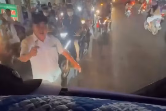 TP HCM: Người đàn ông đi xe đạp chặn, đập đầu xe buýt 