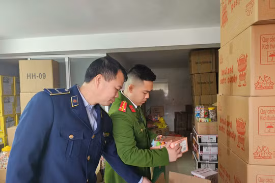 Phát hiện hàng trăm hộp kẹo 'siêu nhân' nhập lậu tại 'thủ phủ' bánh kẹo La Phù