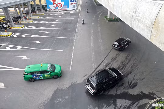 Ô tô, xe máy chạy loạn xạ ở Nhà ga T3 Tân Sơn Nhất