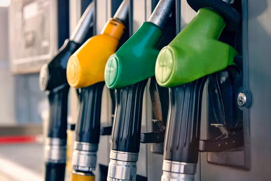 Giá xăng dầu hôm nay 5/6/2025: Giá dầu thế giới ổn định khi OPEC+ tăng sản lượng trong khi cháy rừng làm giảm nguồn cung từ Canada