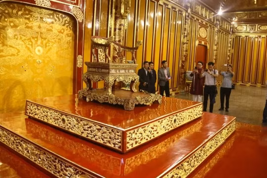 Ngai vàng triều Nguyễn: Một cú trèo, ba đoạn gãy và vô số câu hỏi