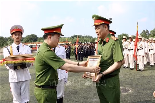 Bộ Công an khen thưởng hơn 2.700 cá nhân tham gia diễu binh 30/4