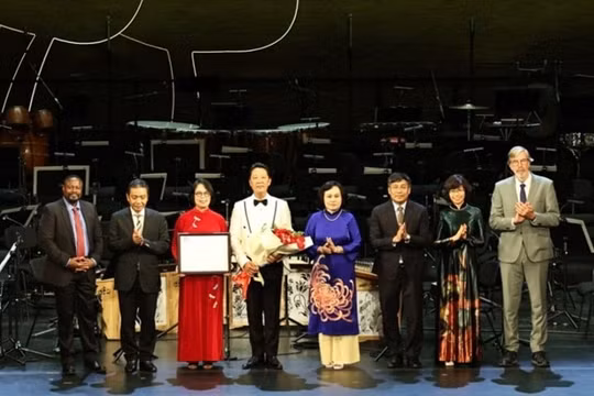 Gia đình cố nhạc sĩ Hoàng Vân nhận bằng Di sản Tư liệu Thế giới của UNESCO