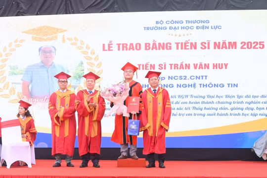 Trường Đại học Điện lực tưng bừng tổ chức Lễ tốt nghiệp và trao bằng đợt 2