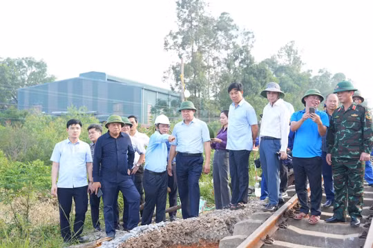 Chủ tịch Hà Nội yêu cầu ưu tiên hỗ trợ người yếu thế, bảo đảm mọi người dân vùng lũ có nơi ở an toàn và đủ điều kiện sinh hoạt