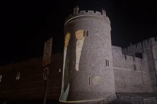 Bốn người bị bắt sau khi ảnh ông Trump và Epstein được chiếu lên Lâu đài Windsor ở Vương quốc Anh