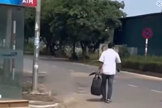 Xác minh đối tượng cầm dao và xăng vào cướp ngân hàng