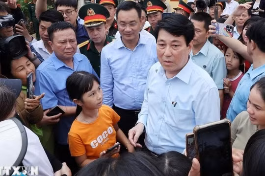 Chủ tịch nước Lương Cường thăm hỏi bà con vùng lũ xã Gò Nổi, TP Đà Nẵng