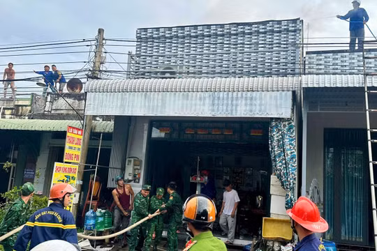 Đồn Biên phòng Cửa khẩu quốc tế Vĩnh Xương (An Giang) kịp thời hỗ trợ người dân chữa cháy