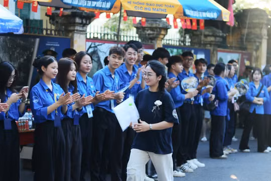Lọc ảo lần 3: Điểm chuẩn nhảy như 'chứng khoán', trường top dưới lao đao 'thở oxy'