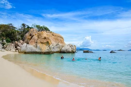 Bãi Chuối: Kinh nghiệm khám phá bãi biển hoang sơ tại Vĩnh Hy