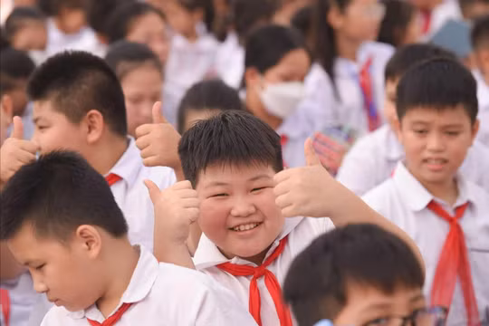 Sáng kiến biến hoa khai giảng thành học bổng cho học sinh nghèo