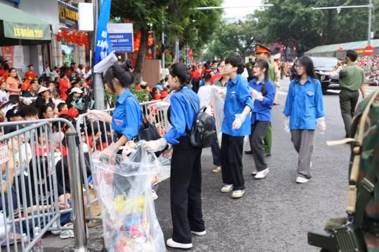Báo chí gợi mở bài học về ý thức từ việc nhặt rác trong các dịp lễ kỷ niệm
